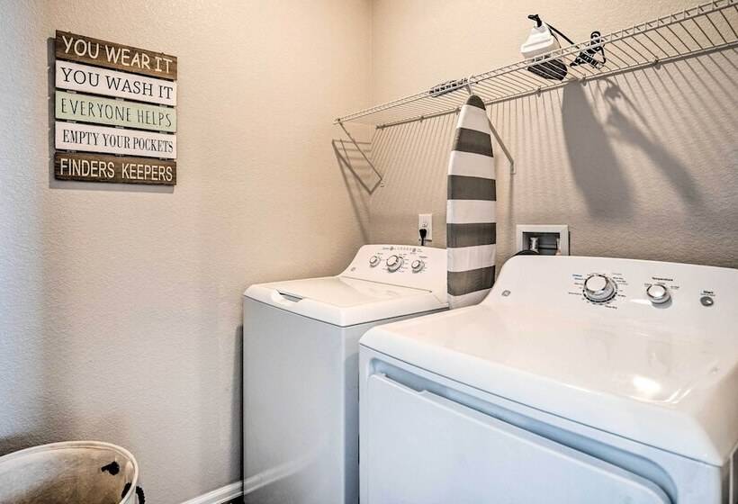 Dreamy Windsor Home With Grill ~ 3 Miles To Lake!