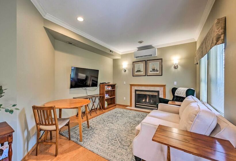 Welcoming Edmonds Vacation Rental W/ Fireplace!