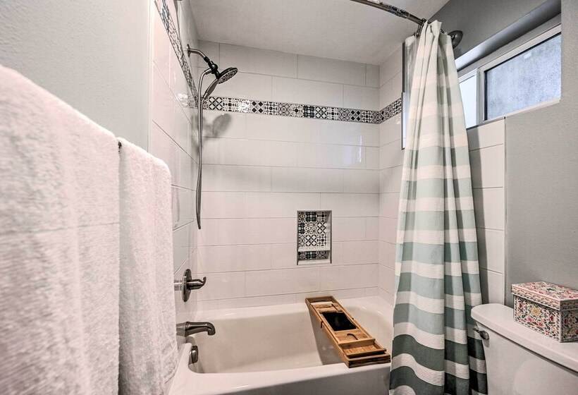 Welcoming Edmonds Vacation Rental W/ Fireplace!