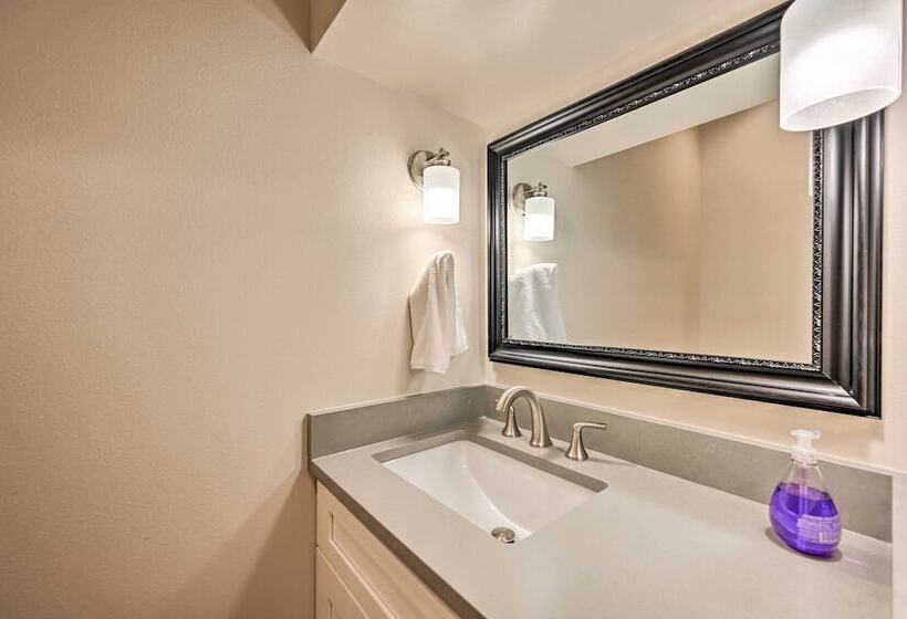 Welcoming Edmonds Vacation Rental W/ Fireplace!