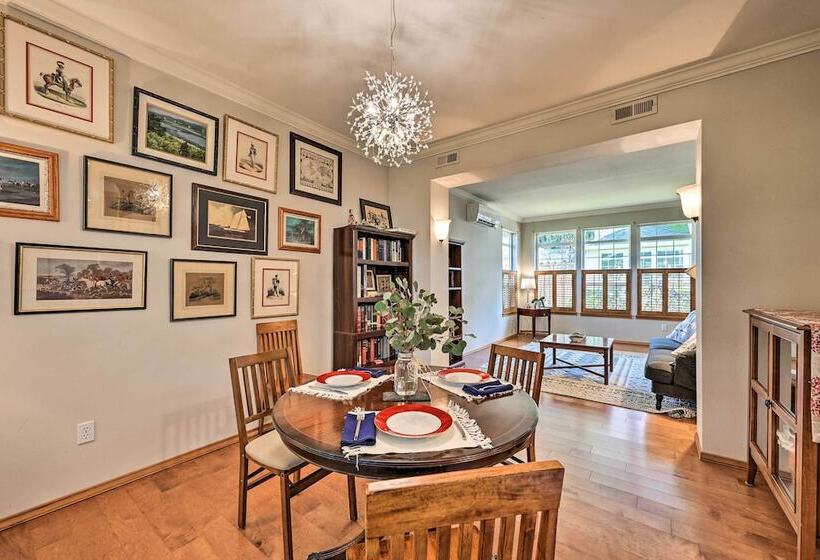 Welcoming Edmonds Vacation Rental W/ Fireplace!