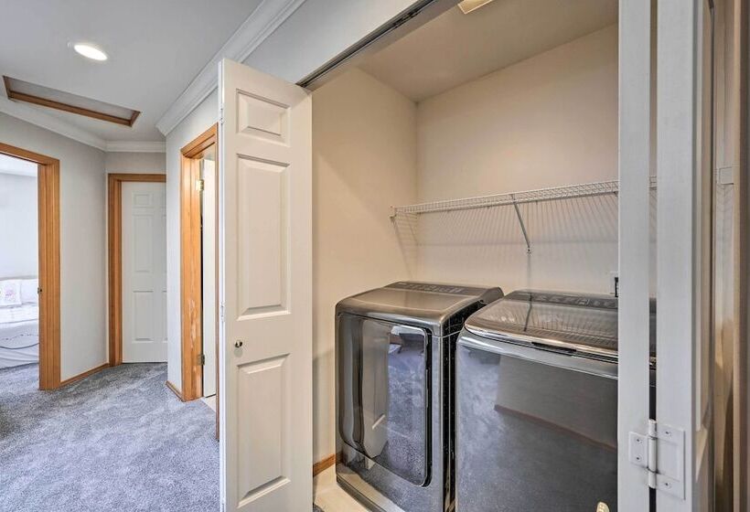 Welcoming Edmonds Vacation Rental W/ Fireplace!