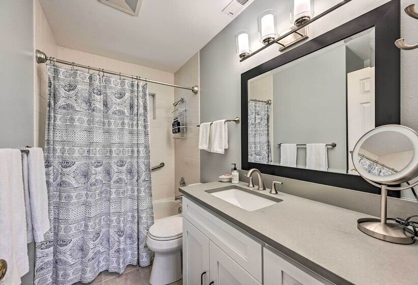 Welcoming Edmonds Vacation Rental W/ Fireplace!