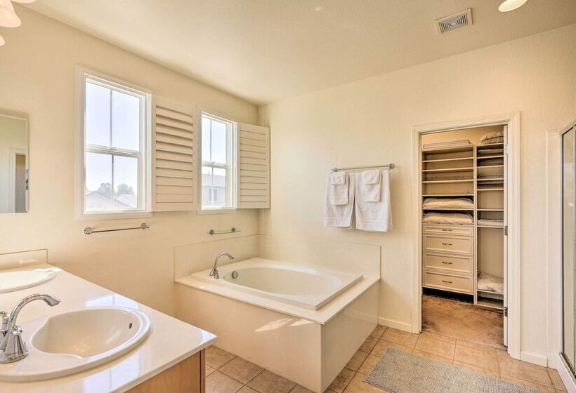 Elk Grove House W/ Grill ~ 3 Mi To Old Town!