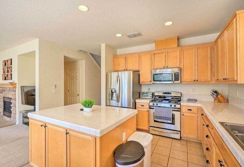 Elk Grove House W/ Grill ~ 3 Mi To Old Town!