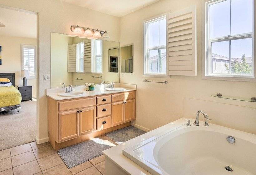 Elk Grove House W/ Grill ~ 3 Mi To Old Town!