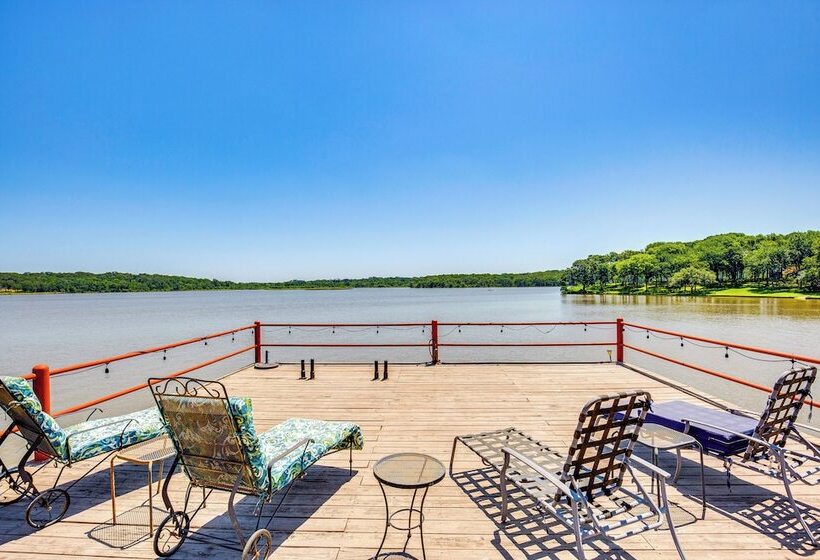Views & Private Dock: Lakefront Eustace House!