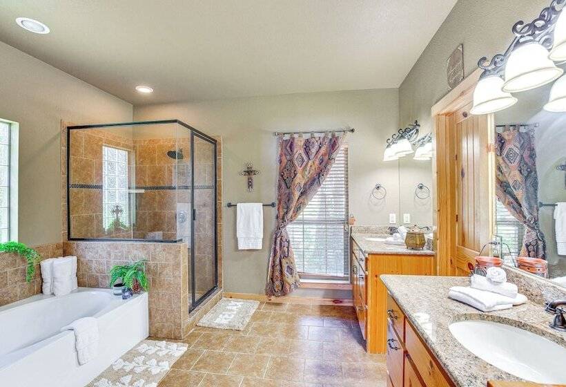 Views & Private Dock: Lakefront Eustace House!