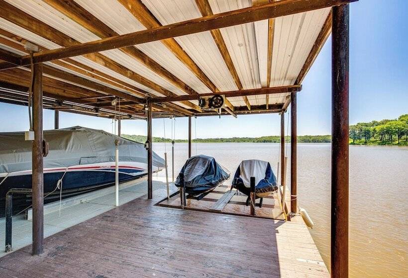 Views & Private Dock: Lakefront Eustace House!