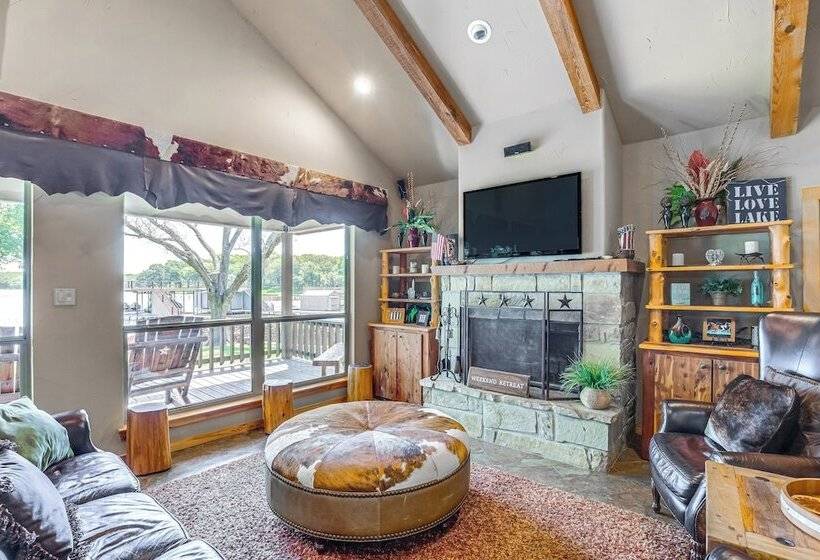 Views & Private Dock: Lakefront Eustace House!