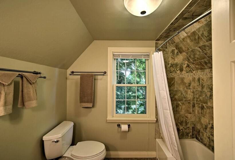 Family Friendly Fish Creek  Cape House  W/ Deck!