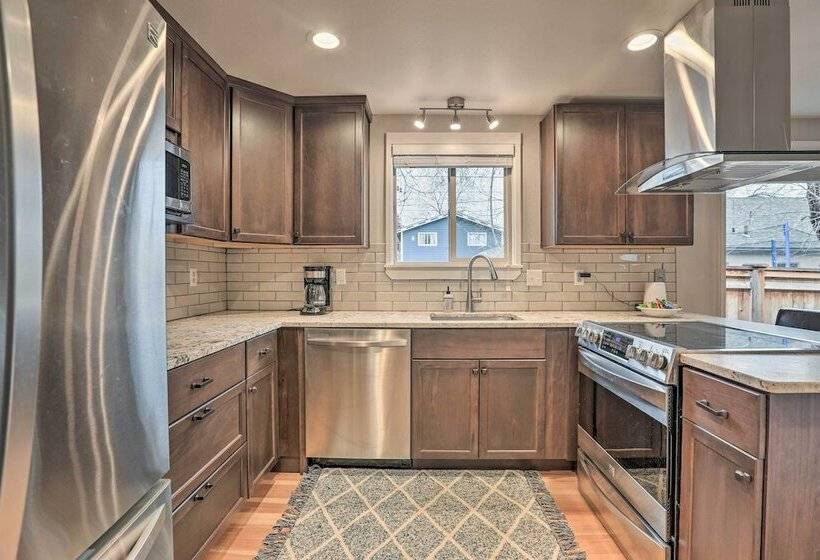 Family Friendly Redmond Getaway: Walk To Dtwn