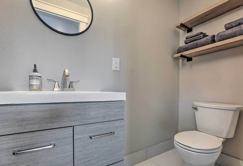 Family Friendly Redmond Getaway: Walk To Dtwn