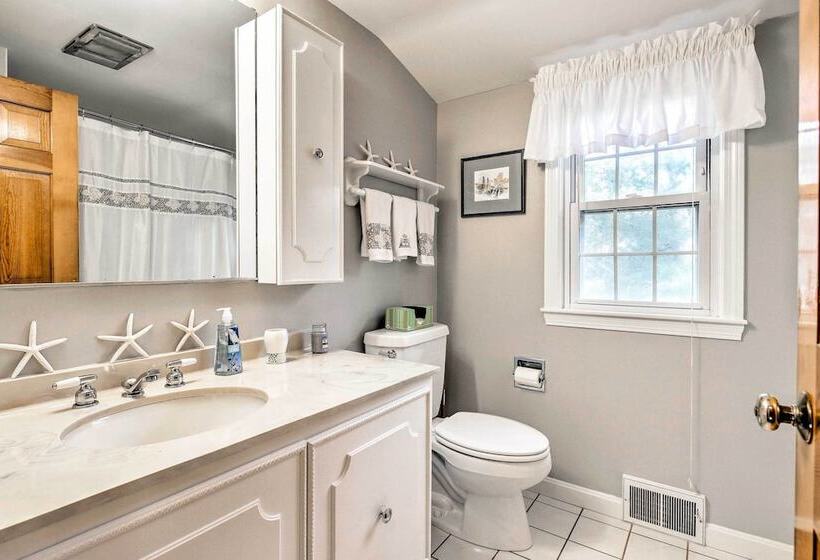 Mashpee Home W/ Beach Gear & Bbq: 2 Mi To Shore
