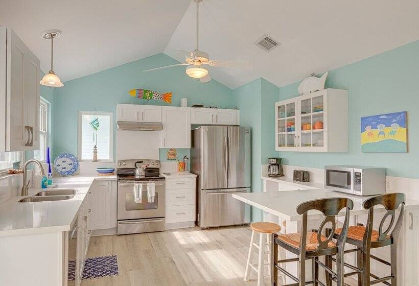 Steps To Beach: Galveston Vacation Rental!