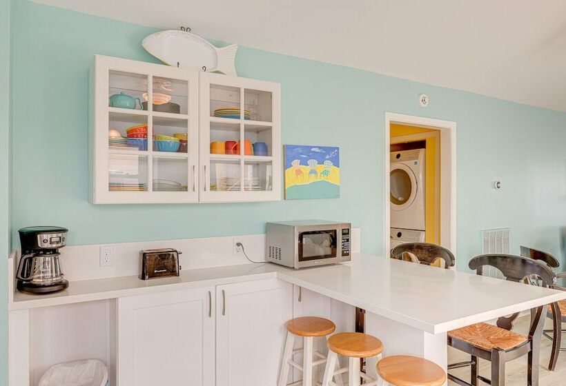 Steps To Beach: Galveston Vacation Rental!