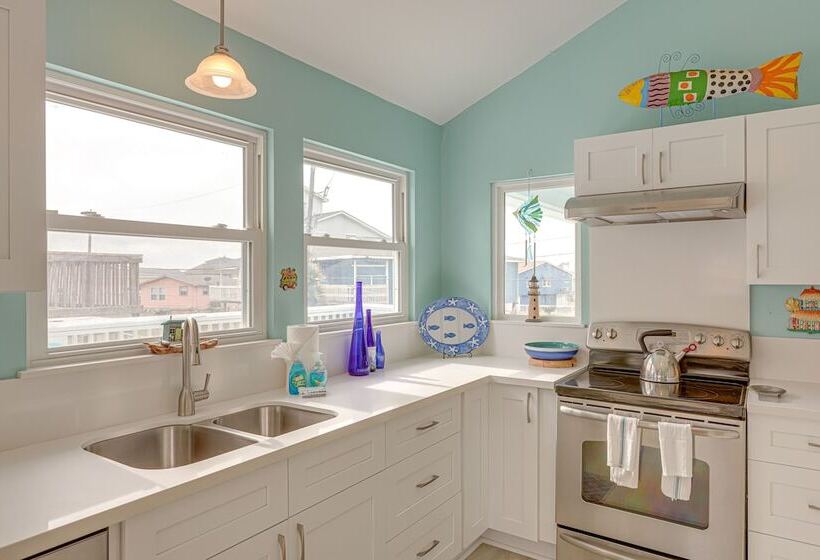 Steps To Beach: Galveston Vacation Rental!