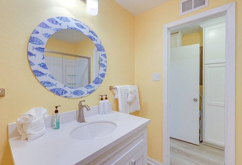 Steps To Beach: Galveston Vacation Rental!