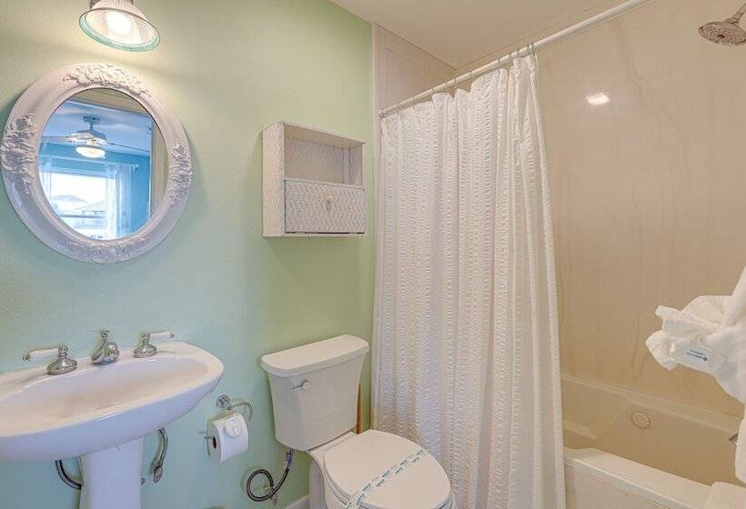 Steps To Beach: Galveston Vacation Rental!