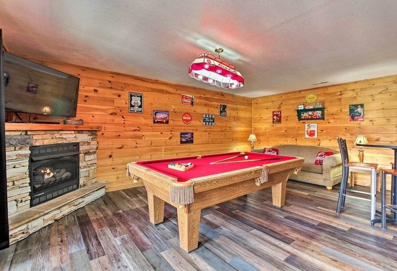 3 Mi To Gatlinburg: Cabin W/ Deck & Pool Table!