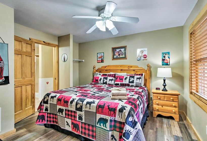 3 Mi To Gatlinburg: Cabin W/ Deck & Pool Table!