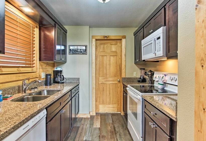 3 Mi To Gatlinburg: Cabin W/ Deck & Pool Table!