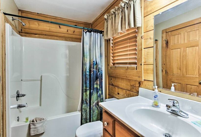 3 Mi To Gatlinburg: Cabin W/ Deck & Pool Table!