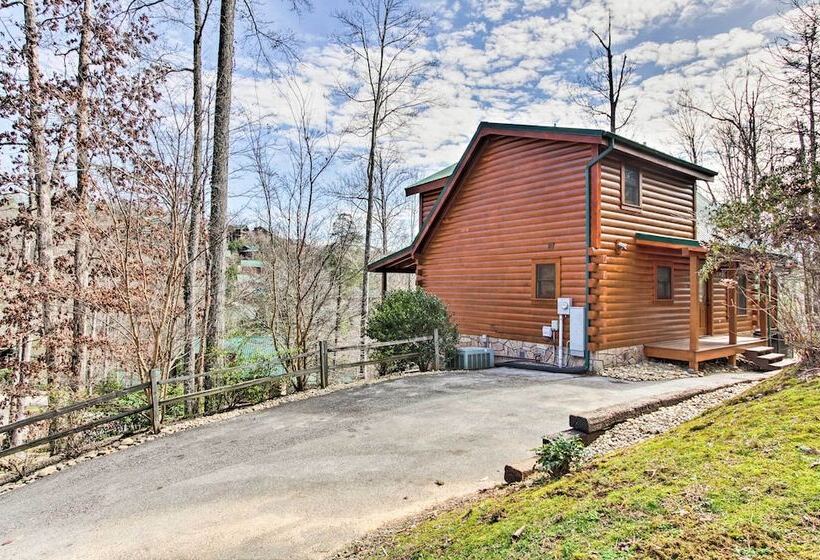 3 Mi To Gatlinburg: Cabin W/ Deck & Pool Table!