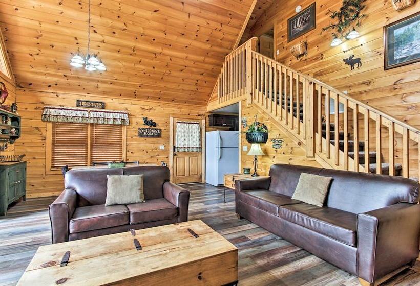 3 Mi To Gatlinburg: Cabin W/ Deck & Pool Table!