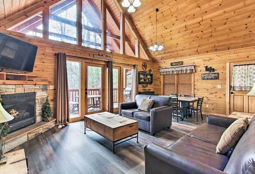 3 Mi To Gatlinburg: Cabin W/ Deck & Pool Table!