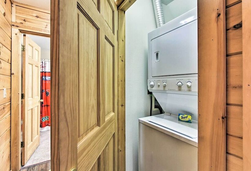 3 Mi To Gatlinburg: Cabin W/ Deck & Pool Table!