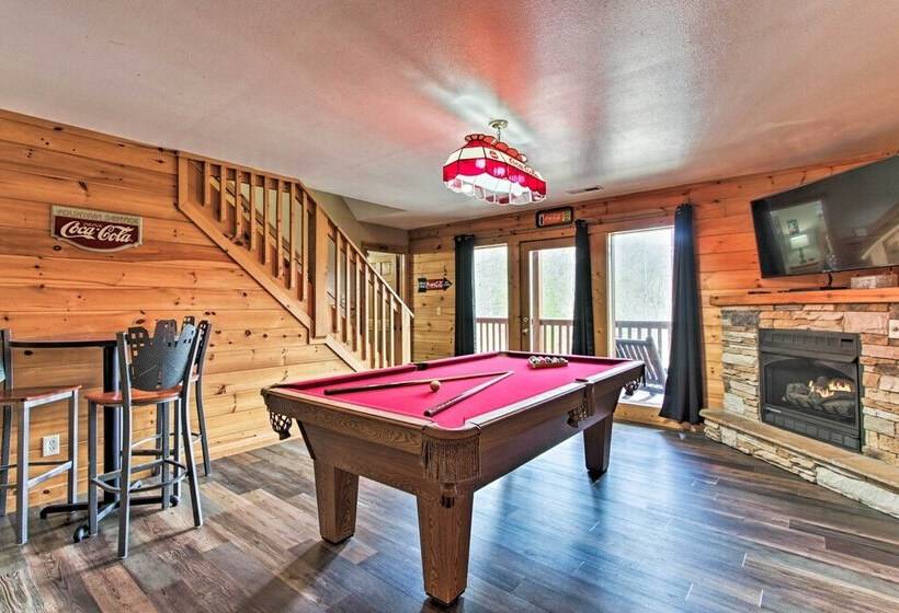 3 Mi To Gatlinburg: Cabin W/ Deck & Pool Table!