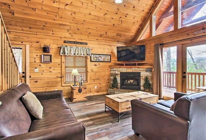 3 Mi To Gatlinburg: Cabin W/ Deck & Pool Table!