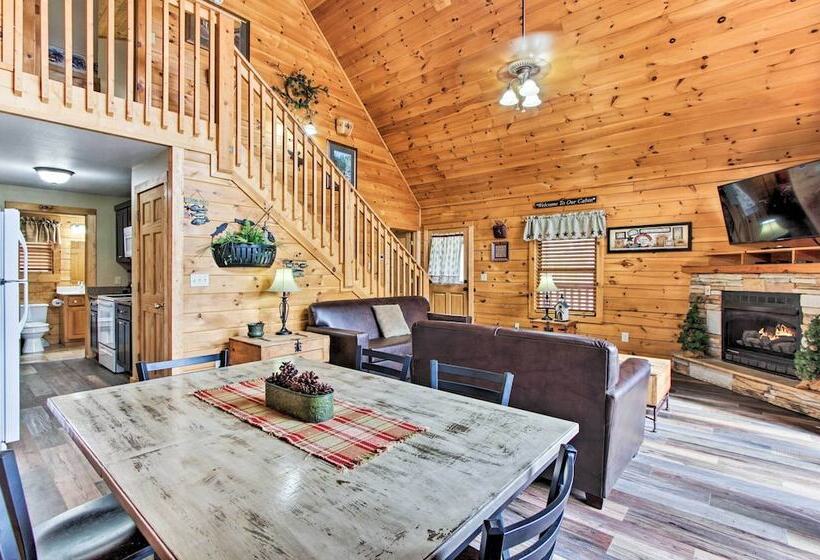 3 Mi To Gatlinburg: Cabin W/ Deck & Pool Table!