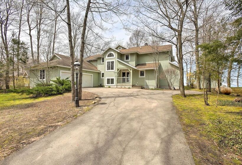 Gorgeous Charlevoix Home On Lake Michigan!