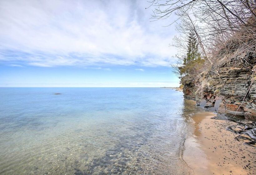 Gorgeous Charlevoix Home On Lake Michigan!