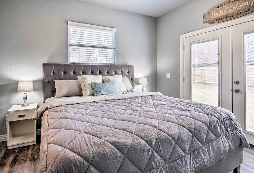 Home: Grassy Yard, Walk To Bentonville Square