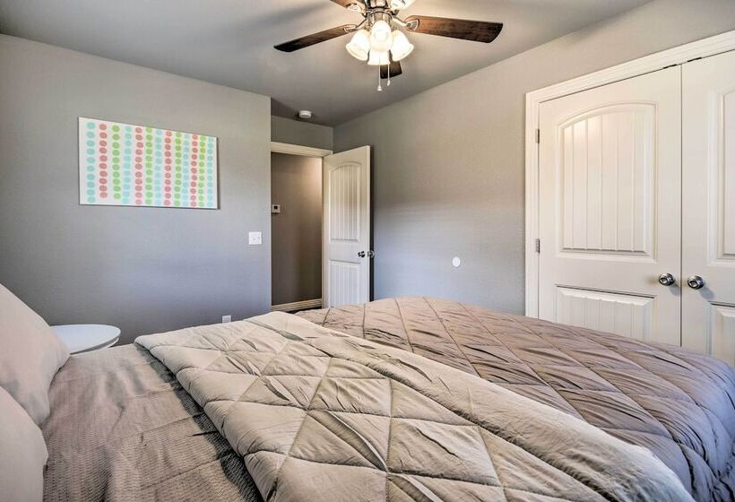 Home: Grassy Yard, Walk To Bentonville Square