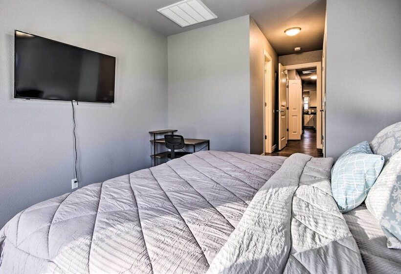 Home: Grassy Yard, Walk To Bentonville Square