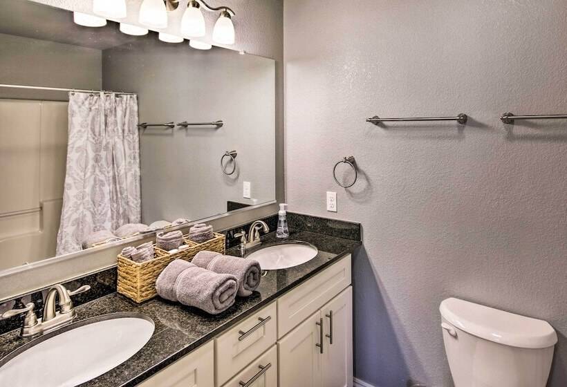 Home: Grassy Yard, Walk To Bentonville Square