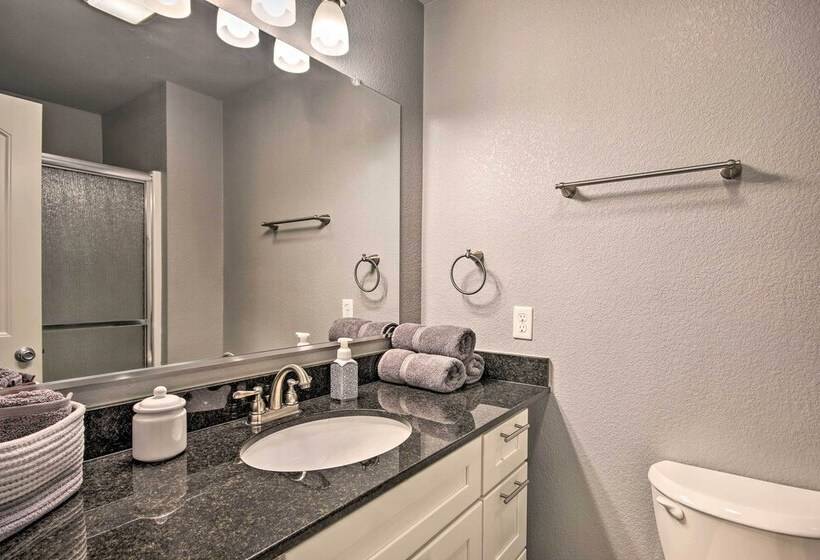 Home: Grassy Yard, Walk To Bentonville Square