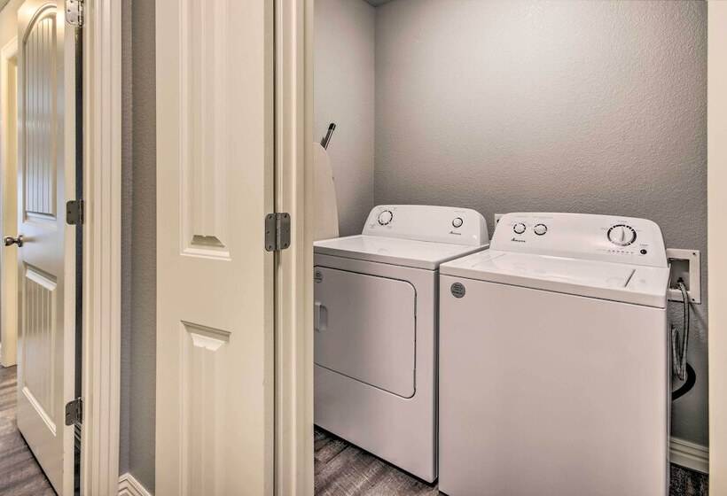 Home: Grassy Yard, Walk To Bentonville Square