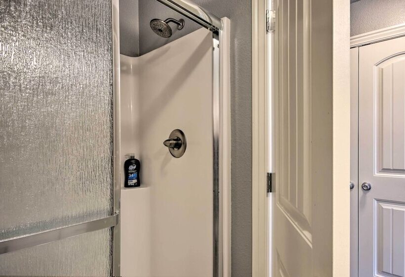 Home: Grassy Yard, Walk To Bentonville Square