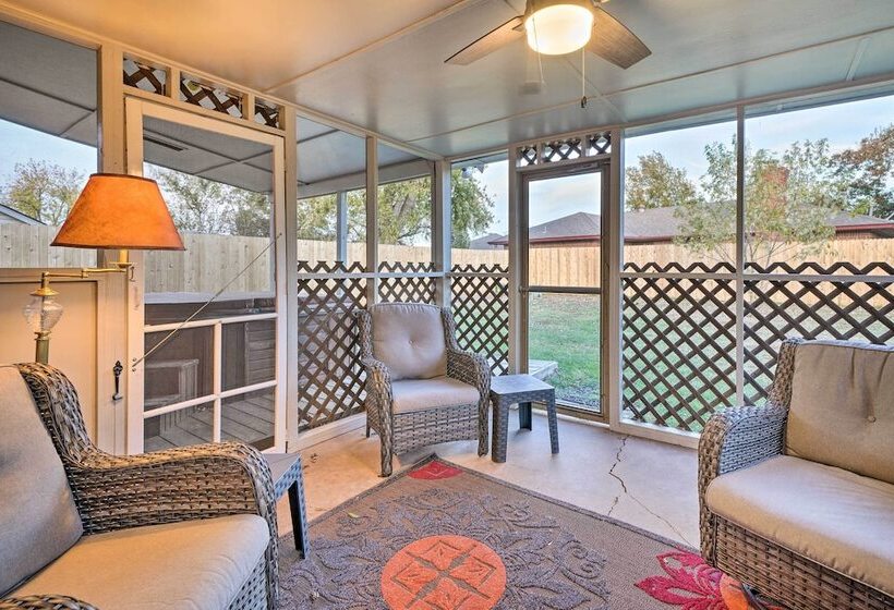 Home W/ Screened Porch ~ 10 Miles To Dtwn Okc!