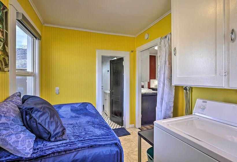 Homey Cottage With Sunroom & Smart Tv!