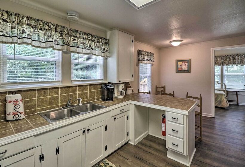 1/2 Mi To Oaklawn Casino: Hot Springs Getaway!