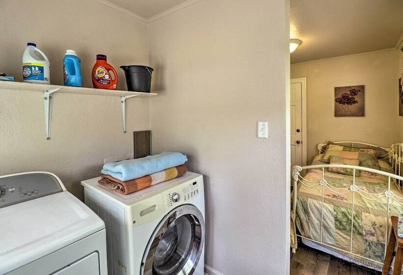 1/2 Mi To Oaklawn Casino: Hot Springs Getaway!