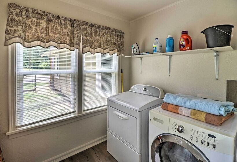 1/2 Mi To Oaklawn Casino: Hot Springs Getaway!