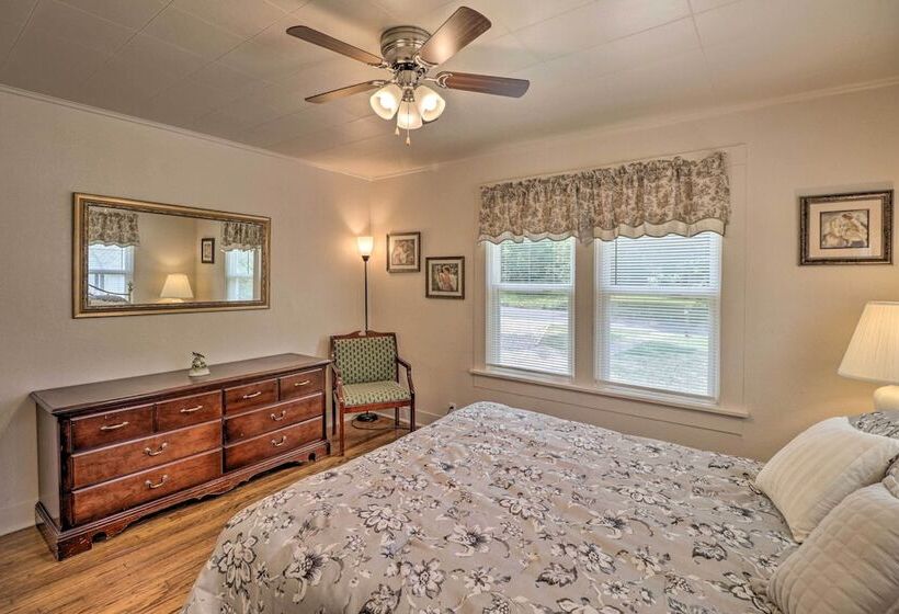 1/2 Mi To Oaklawn Casino: Hot Springs Getaway!