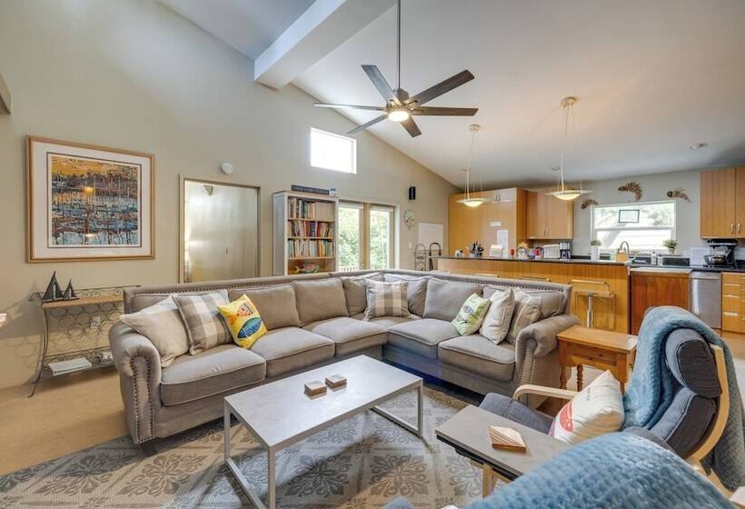 House W/ Hot Tub & Deck   Walk To Seaside Beach!